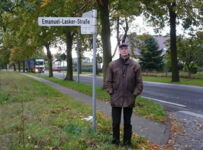 Peter Münder an der Emanuel-Lasker-Straße